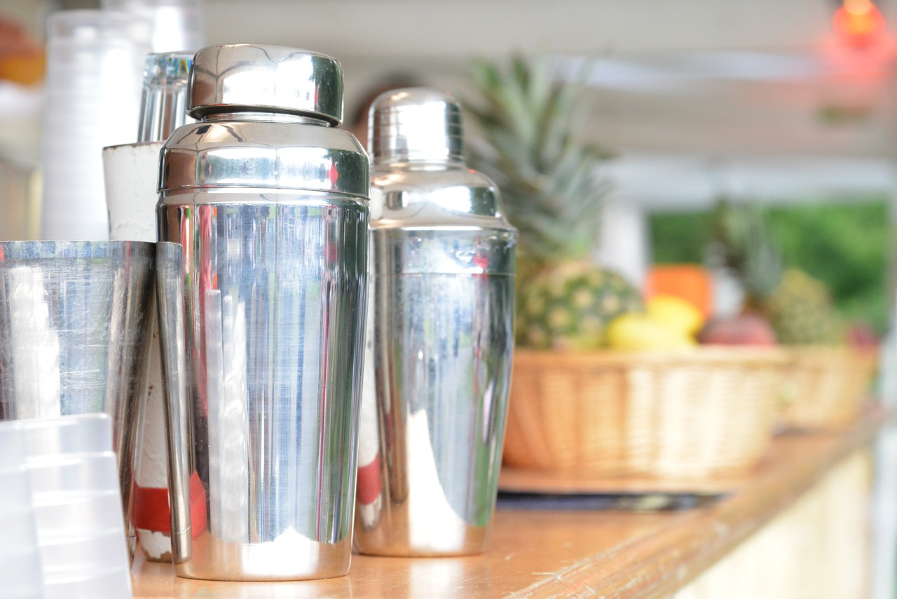 gf593ea54b195083bd15c3b089ad362bc36422708bcb61a6eed515ae9da53e5c467025d0cb42938036309ae8e37acf10e6043e58f56e2ced0f45d703ac79bf9c2 1280 4951337 shaker, nature, bar, cocktail, drink, summer, pub